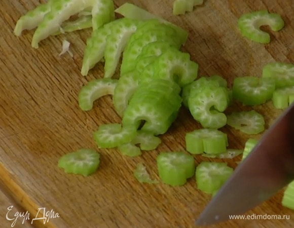 Стебель сельдерея нарезать поперек пластинками.