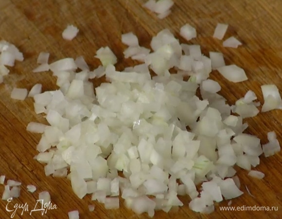 Лук и чеснок почистить и мелко порубить.