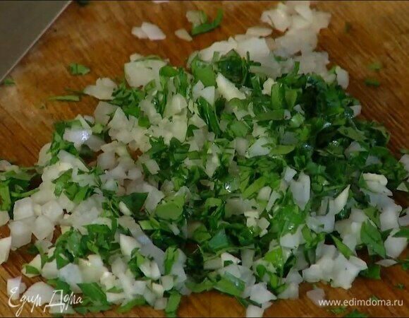 Петрушку мелко нарезать, добавить к луку с чесноком и все еще раз порубить.