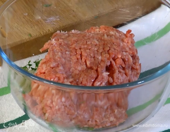 Лук с зеленью посолить, поперчить, соединить с фаршем и все перемешать.
