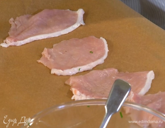 Свинину порезать на тонкие ломтики и слегка отбить скалкой.