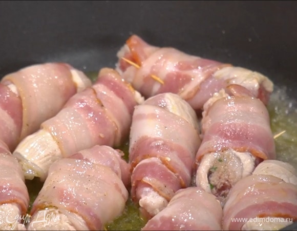 Разогреть в глубокой сковороде оливковое и сливочное масло, выложить рулетики и немного обжарить, затем посолить, поперчить, влить вино, накрыть крышкой и томить 20 минут, периодически переворачивая.