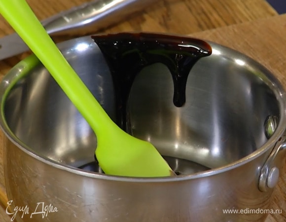 Патоку влить в небольшую кастрюлю, добавить предварительно размягченное сливочное масло и растопить все на медленном огне.