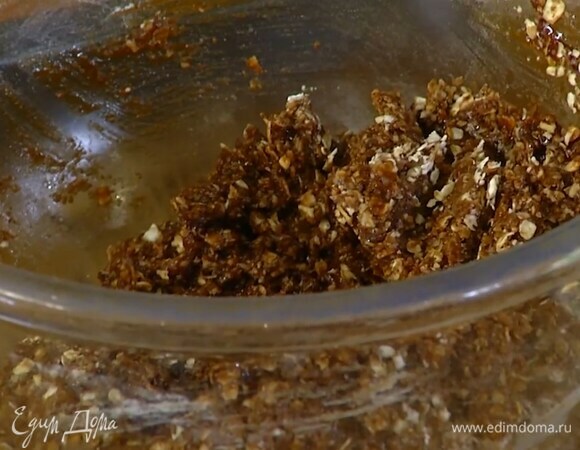 Муку и овсяные хлопья всыпать в глубокую миску, добавить сахар, 2 ст. ложки кокосовой стружки, влить патоку с маслом и все вымешать.