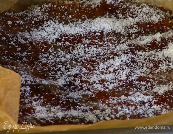 Разрезать корж на квадратики, смазать джемом и посыпать оставшейся кокосовой стружкой.