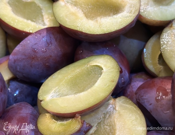 Сливы моем, сушим, разрезаем пополам, убираем косточки. Выкладываем на противень срезом вверх и запекаем 30 минут при 160°C.