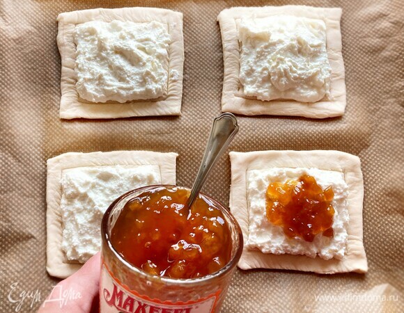 В миске смешайте творог (я использовала 5%), 1 яйцо, сахар, ванильный сахар, щепотку соли. Можно с помощью блендера взбить до получения однородной массы. На середину каждого кусочка теста выложите начинку, не заступая за бортики.