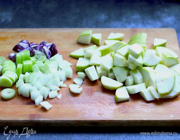 Нарезать кубиками лук (у меня смесь красного, репчатого и остаток порея, но вы можете брать любой). Чеснок пропустить через пресс. Кабачок нарезать тонкими сегментами или кубиками.