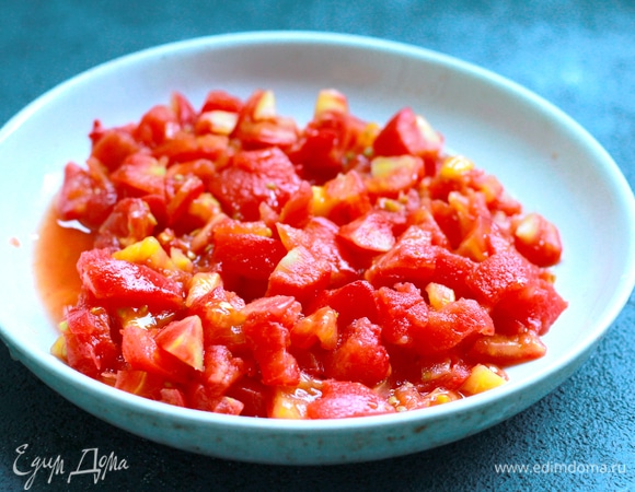 Помидоры бланшировать в кипятке 3 минуты, затем залить ледяной водой, снять кожицу, нарезать мякоть кубиками.