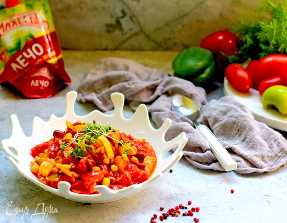 Помидоры добавить в сотейник с овощами, перемешать и тушить без крышки около 5 минут. Добавить процеженную кукурузу, процеженную и промытую красную фасоль (я также добавила остаток консервированного нута). Перемешать и довести до кипения.