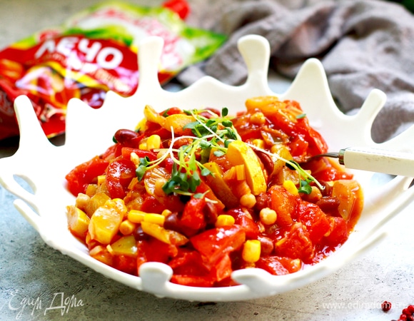 Тушить 2–3 минуты, проверить на соль и остроту. Подавать горячим как гарнир или холодным в качестве закуски. В межсезонье для свежих помидоров можно использовать две банки рубленых помидоров в собственном соку.