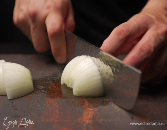 Репчатый лук режем крупно. Сначала разрезаем луковицу пополам, а дальше — делим на 6 частей.
