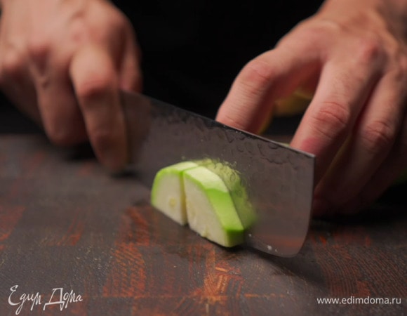 Кабачок нарезаем на небольшие дольки толщиной примерно 1 см.