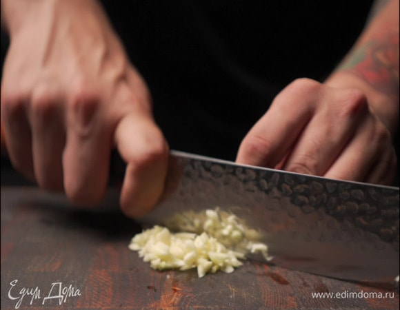 Мелко рубим чеснок.