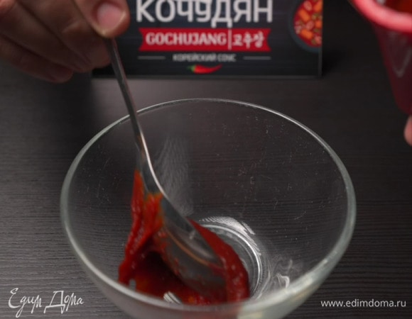 Гвоздь нашей программы — кочудян! Подготовим основу для нашего супа. В небольшой глубокой миске смешаем 1 ст. л. пасты кочудян.