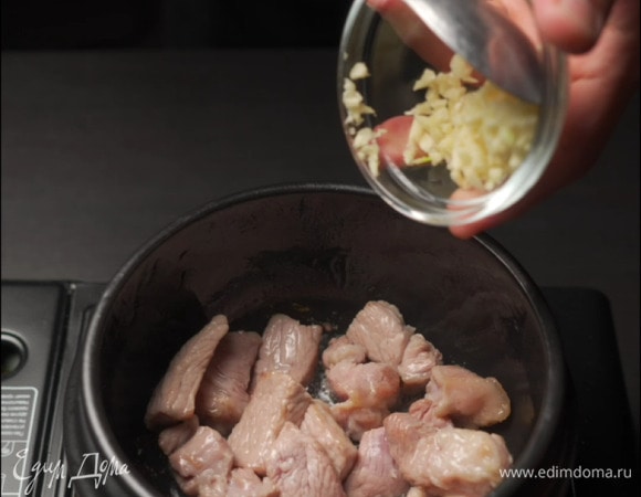 Добавляем чеснок. Хорошо перемешиваем с мясом.