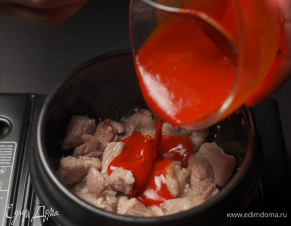 Как только свинина немного подзолотится, вливаем нашу основу из кочудяна. Снова хорошо перемешиваем.