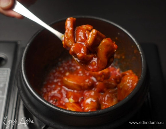 Вот такой красивый сочный цвет должен быть. Жарим, постоянно перемешивая, еще 2–3 минуты.