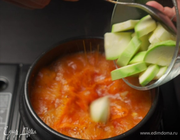 А за ним отправляем в сотейник кабачки.