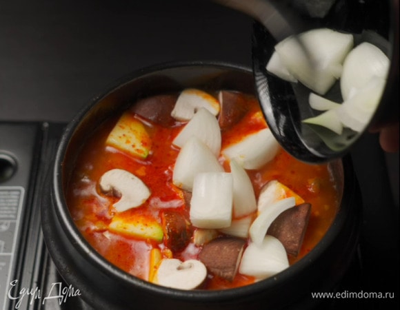 И лук. Варим все 10 минут.