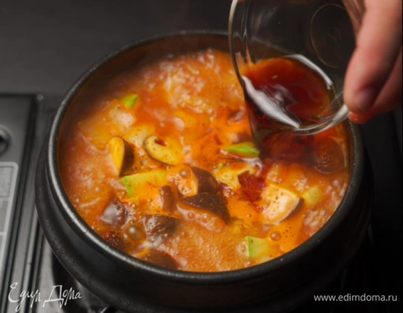 В кипящий суп добавляем соевый соус.