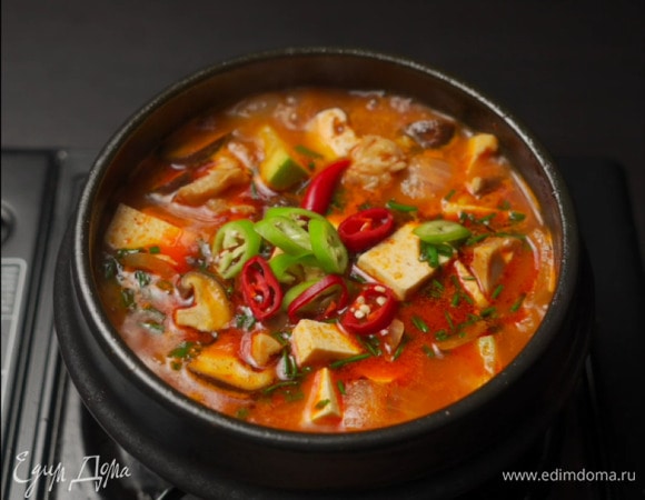 И перчиком. Варим еще 5 минут — и суп кочудян чиге готов! Блюдо принято есть с отварным рисом. Попробуйте, но осторожно! Вызывает зависимость!