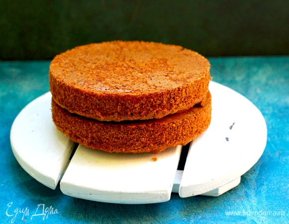 Готовые бисквиты остужаем, заворачиваем в пленку и отправляем на 5 часов или больше в холодильник.