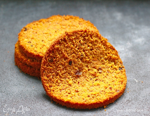 Далее достаем, доводим до комнатной температуры и разрезаем на 2 равные части — получается 4 бисквита. Этот бисквит не нуждается в пропитке.