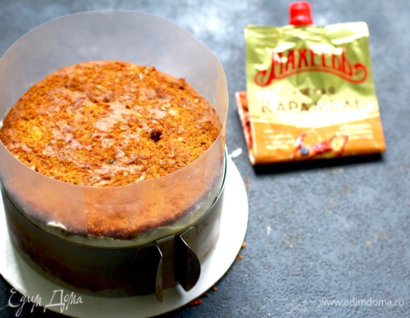 Собрать торт по этой схеме, вокруг установить ацетатную пленку и зажать кольцом. Поставить в холодильник на несколько часов, желательно придавить грузом в 500 г для выхода лишнего воздуха и ровности.