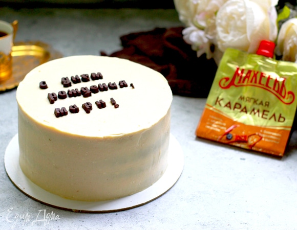 Для финишного крема взбить насадкой «весло» холодные ингредиенты, размять дополнительно лопаткой, чтобы освободить крем от пузырей воздуха. Нанести финишный крем тонким черновым слоем, чтобы собрать мелкие крошки, дать охладиться торту 20–30 минут и смазать оставшимся кремом. Украсить по желаю.