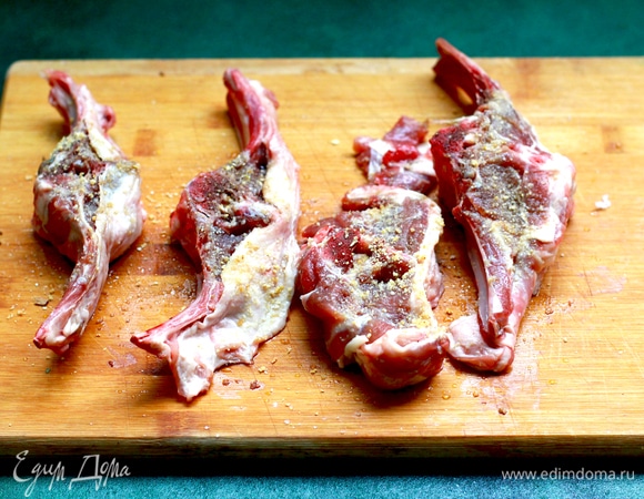 С нута слить воду. Чернослив промыть в кипятке, обсушить. Чеснок очистить от верхней шелухи и срезать немного верхушки, как на плов. Корейку вымыть и посыпать зирой.