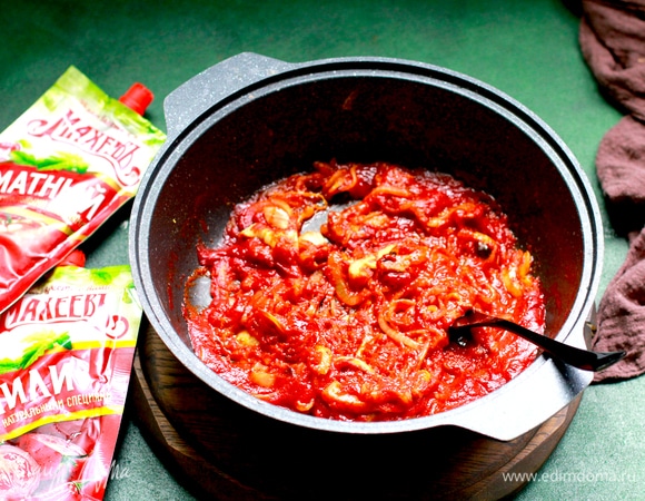 Нарезать курдючный жир мелким кубиком, лук нашинковать полукольцами. Жир растопить на сковороде, обжарить лук до золотистого цвета и влить рубленые томаты вместе с соком, томатный соус ТМ «Махеевъ», чили «Махеевъ», далее добавить сахар по вкусу, соль.