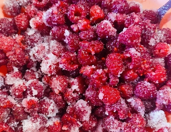 Малину помыть и дать стечь воде. Добавить к ягодам несколько ложек сахара от общего количества (я положила 3 ложки), перемешать и оставить на 20 минут, за это время малина даст сок.