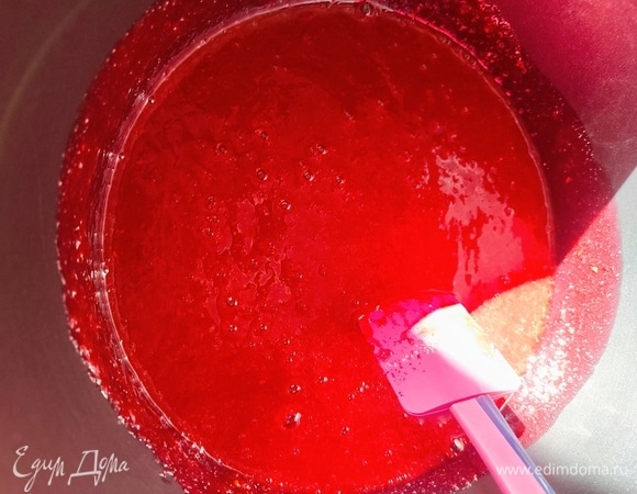 Затем малину пробить блендером и протереть через сито, чтобы удалить семечки. Перелить малиновое пюре в кастрюлю, добавить весь сахар. Довести до кипения и влить лимонный сок. Огонь сделать маленьким и варить джем 30 минут. Периодически снимать пенку. Готовый джем перелить в чистые банки и закрыть крышками. Сначала джем будет жидким, но по мере остывания застынет.