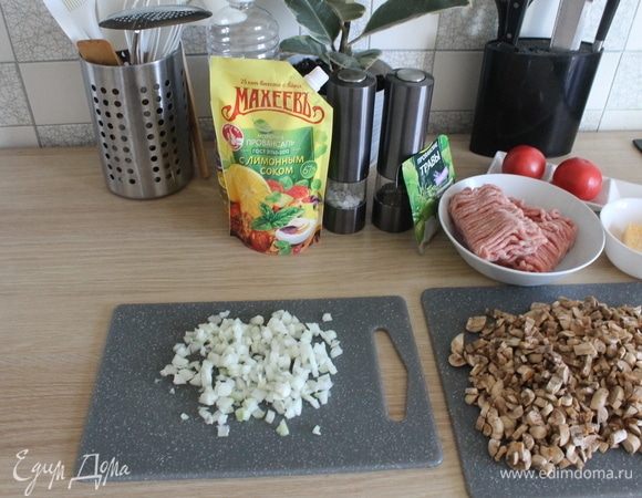 Мелко нарезать лук. Я взяла 2 маленьких луковицы, можно использовать 1, но большого размера.