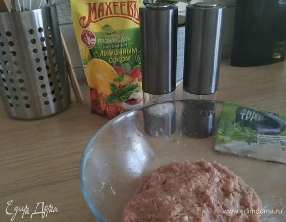 Фарш хорошо отбиваем о дно миски,  для того чтобы стал плотнее.