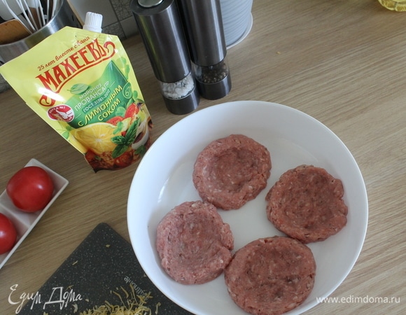 Формируем гнездышки: в лепешках сделать по центру небольшие ямки-углубления для начинки, оставляя бортики по краям.