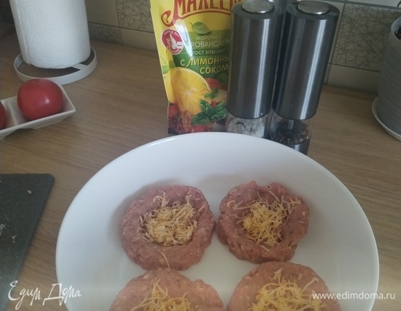 В центр каждого гнезда кладем немного тертого сыра.