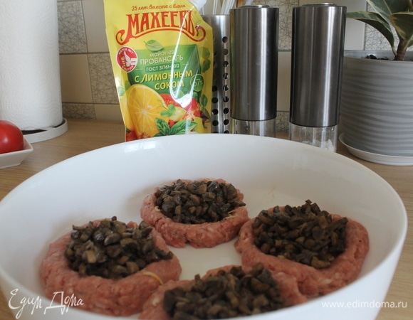 Плотно наполняем начинкой из грибов и лука.