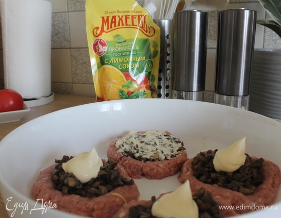 Верх гнездышек смазываем майонезом ТМ «Махеевъ». Я использовала «Провансаль» с лимонным соком.