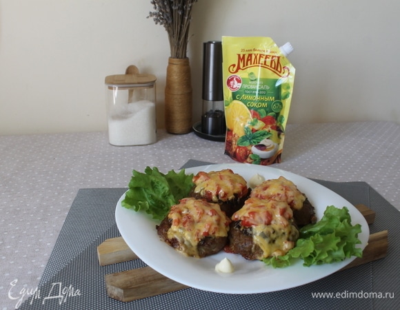 Достаем форму из духовки, перекладываем на блюдо для подачи на стол, украшаем по своему вкусу. Подавать на стол блюдо нужно горячим. Приятного аппетита!