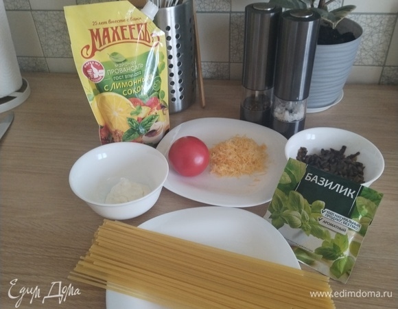 Подготовить необходимые ингредиенты. Помыть помидор. Сыр я использовала уже натертый предварительно (3 ст. л.). Грибы с луком предварительно были обжарены (грибы брала шампиньоны — около 80 г в свежем виде, лук — 1/4 средней луковицы).