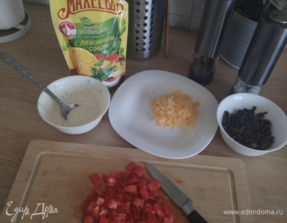 Нарезать помидор мелкими кусочками.