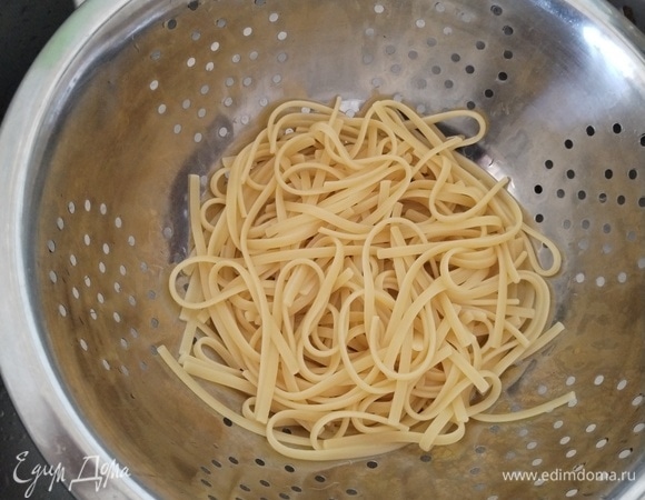 Откинуть макароны на дуршлаг, слить воду.