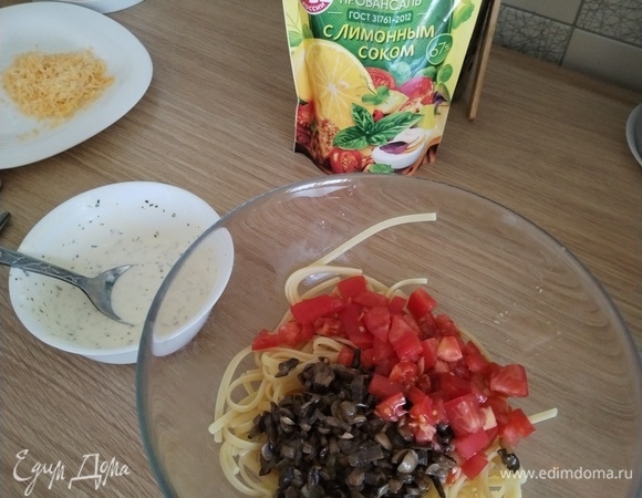 В миску выложить спагетти, грибы, нарезанный помидор.