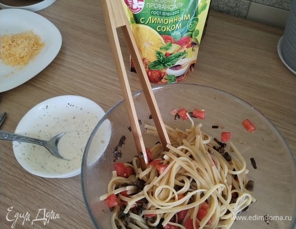 Все смешать. Совет: удобно смешивать спагетти с другими ингредиентами подобными щипцами.