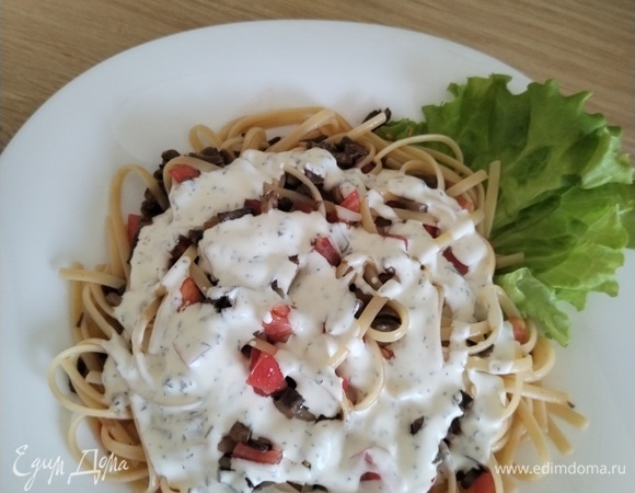 Выложить на тарелку, полить соусом. Украсить.