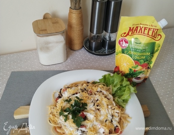 Блюдо готово. Подаем к столу в теплом или холодном виде, с соусом смешивать перед употреблением. Приятного аппетита!