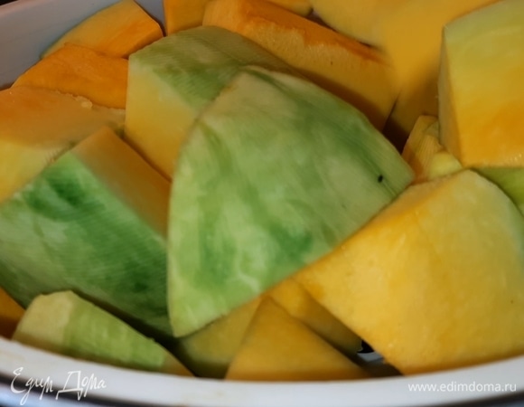 На пару приготовьте тыкву, это занимает 20 минут, можно запечь в духовке на 200°C, завернув в фольгу, небольшие кусочки будут готовы через 20–30 минут, проверьте зубочисткой. А вот отваривать тыкву не стоит, так как она будет водянистая. Также выбирайте сорта несочных тыкв, «гитара» вполне подходит. Еще один момент, для того чтобы у вас получилось 300 г пюре, нужно взять от 800 до 500 г сырого продукта.