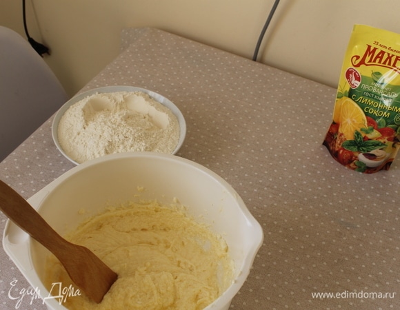 Сливочное масло и 30 г сахара взбиваем миксером до однородности. По одному вводим 2 яйца и перемешиваем миксером до однородности. Частями вмешивать муку, сначала в миске, затем на столе или силиконовом коврике. Совет: удобно вмешивать муку деревянной кухонной лопаткой.